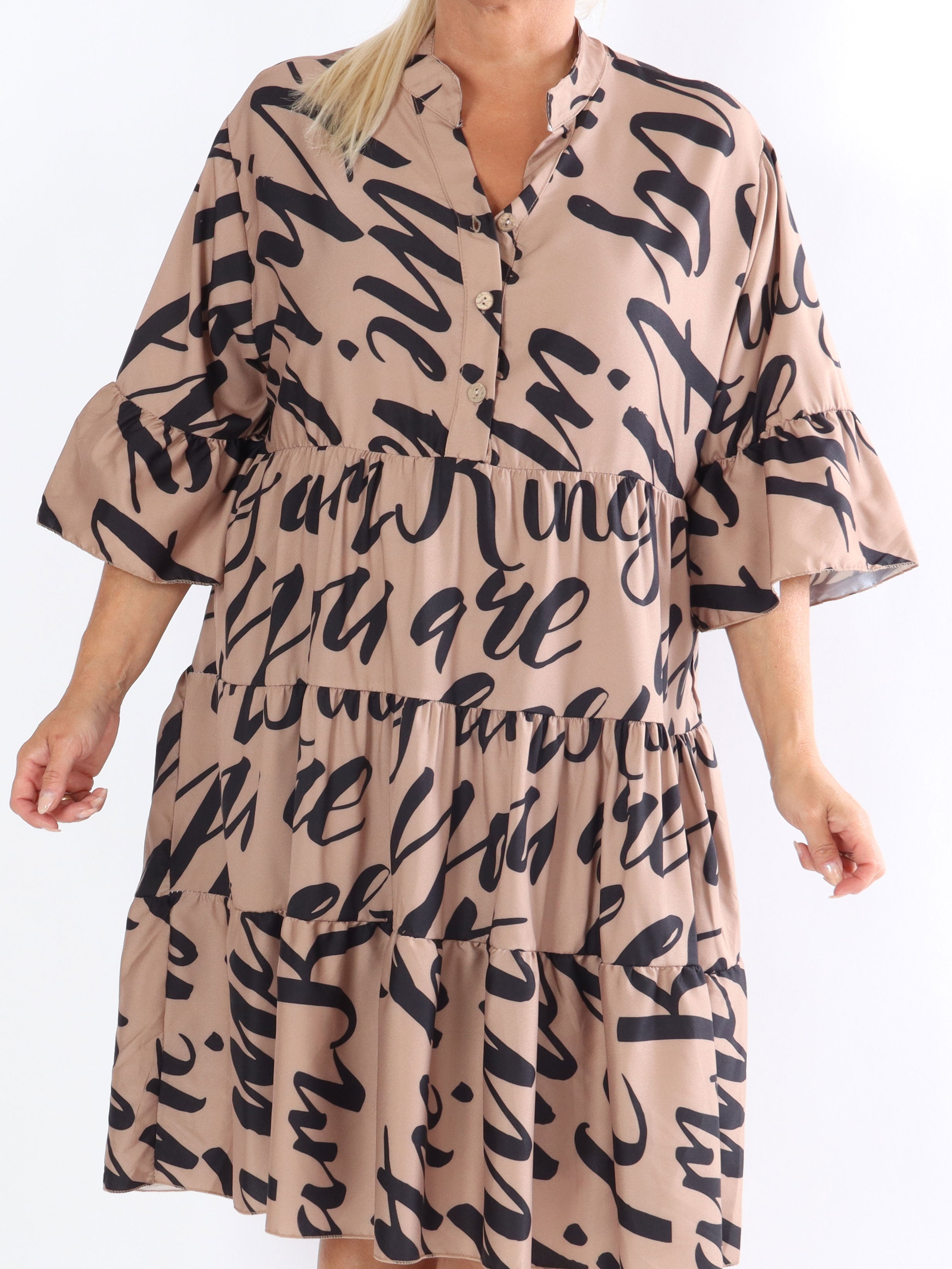 Elmis - Sød plus size kjole med fin tekst